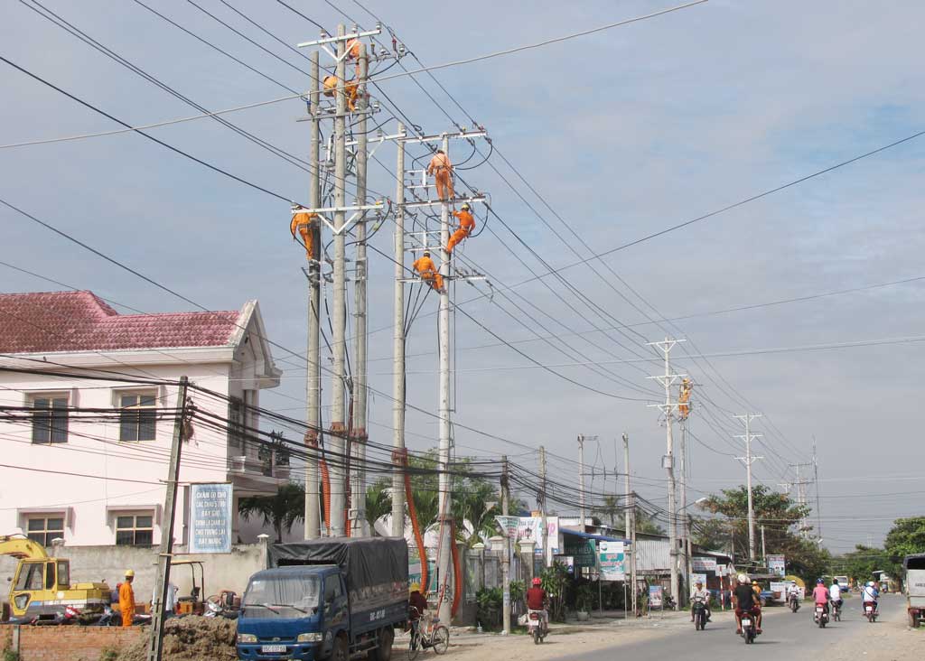 Công nhân Công ty Điện lực Long An thực hiện bảo trì lưới điện, phục vụ cao điểm mùa khô năm 2018